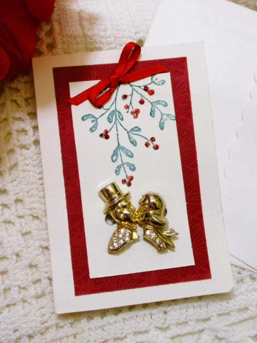 VINTAGE Mistletoe Kissing Couple Brooch Card ~ Gold Plate Rhinestone Jewelry